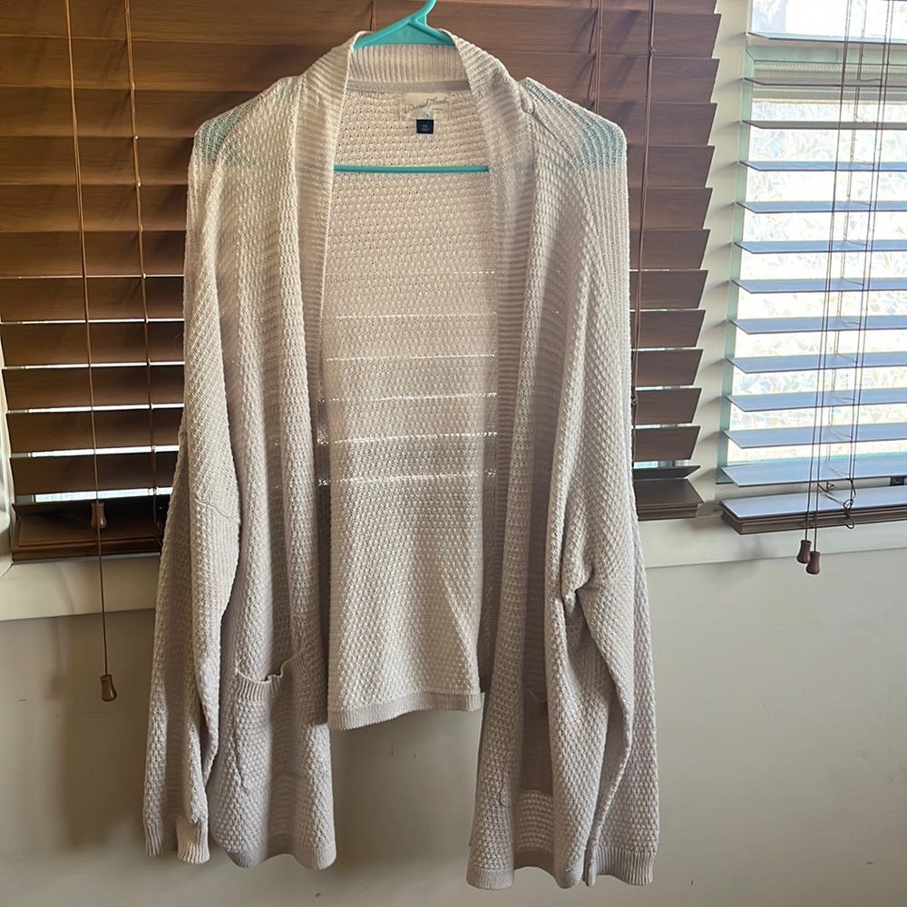 🌸 Cream cardigan